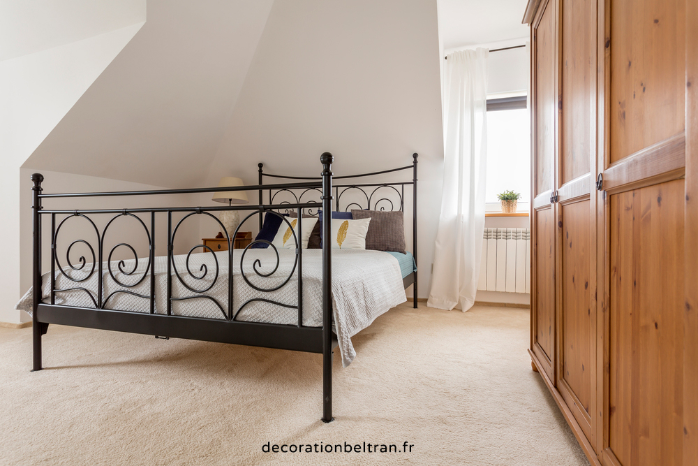 Une tête de lit en métal