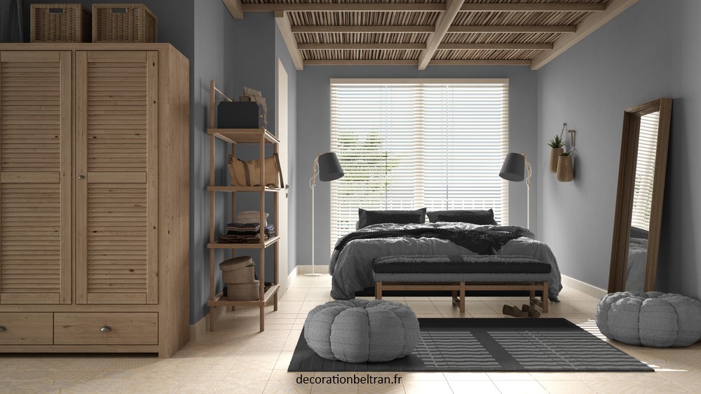 Une chambre à la décoration bien marquée, idéalement avec des teintes sombres.