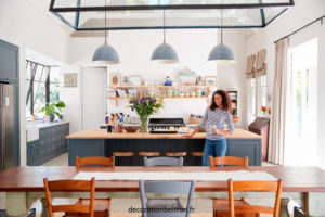 Une jolie salle à manger avec cuisine ouverte